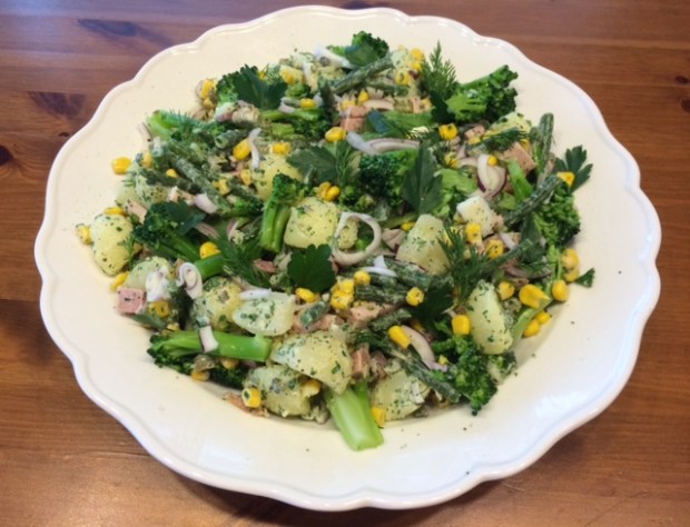 Aardappelsalade wordt kleurrijke maaltijdsalade