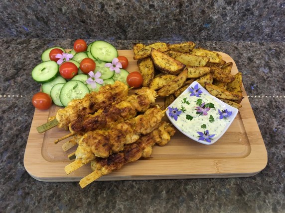 Kippenspiesjes met gekruide aardappelpartjes (serveersuggestie)