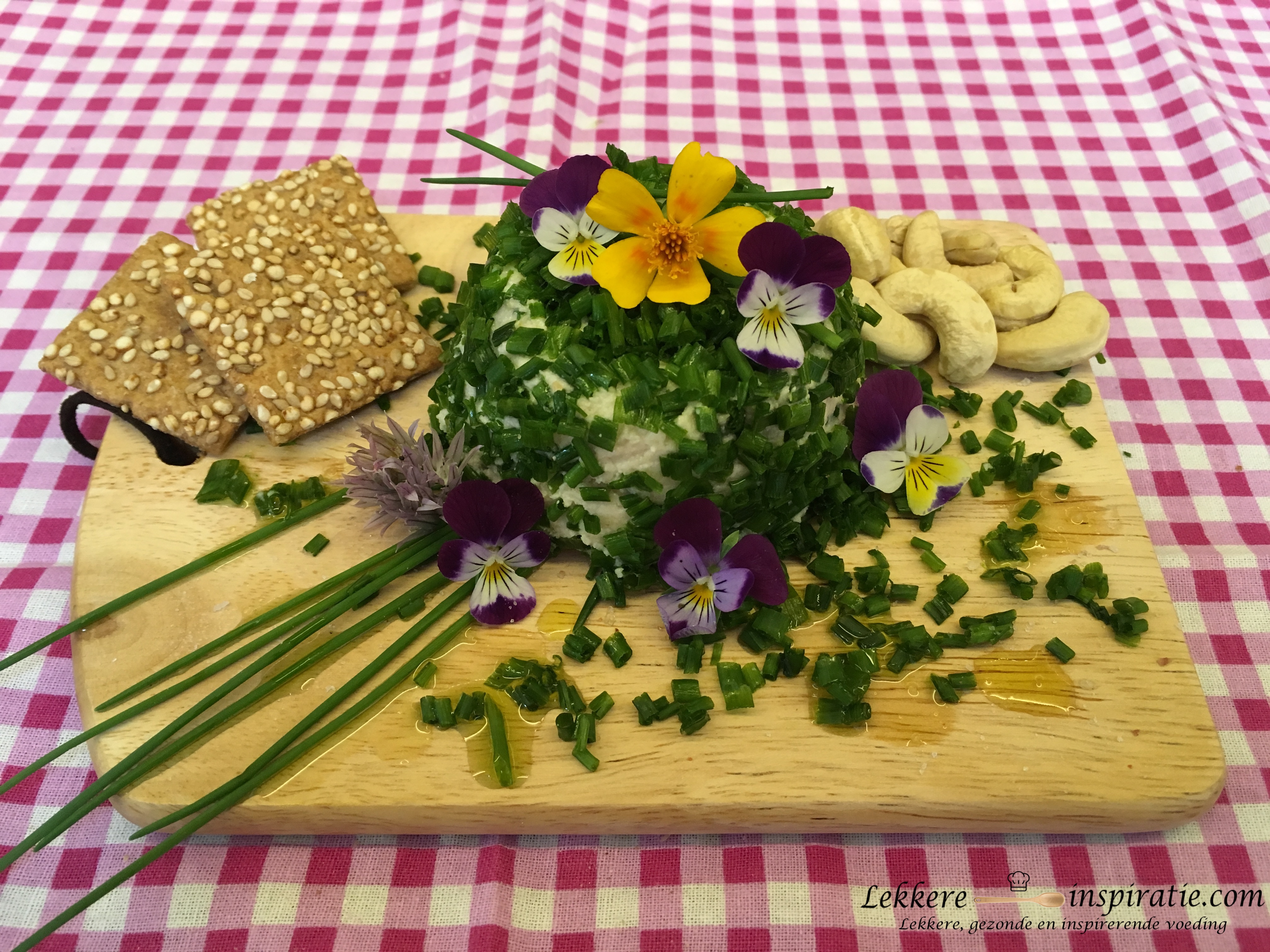 cashewkaas met bieslook (serveersuggestie) .