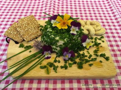 cashewkaas met bieslook (serveersuggestie) .