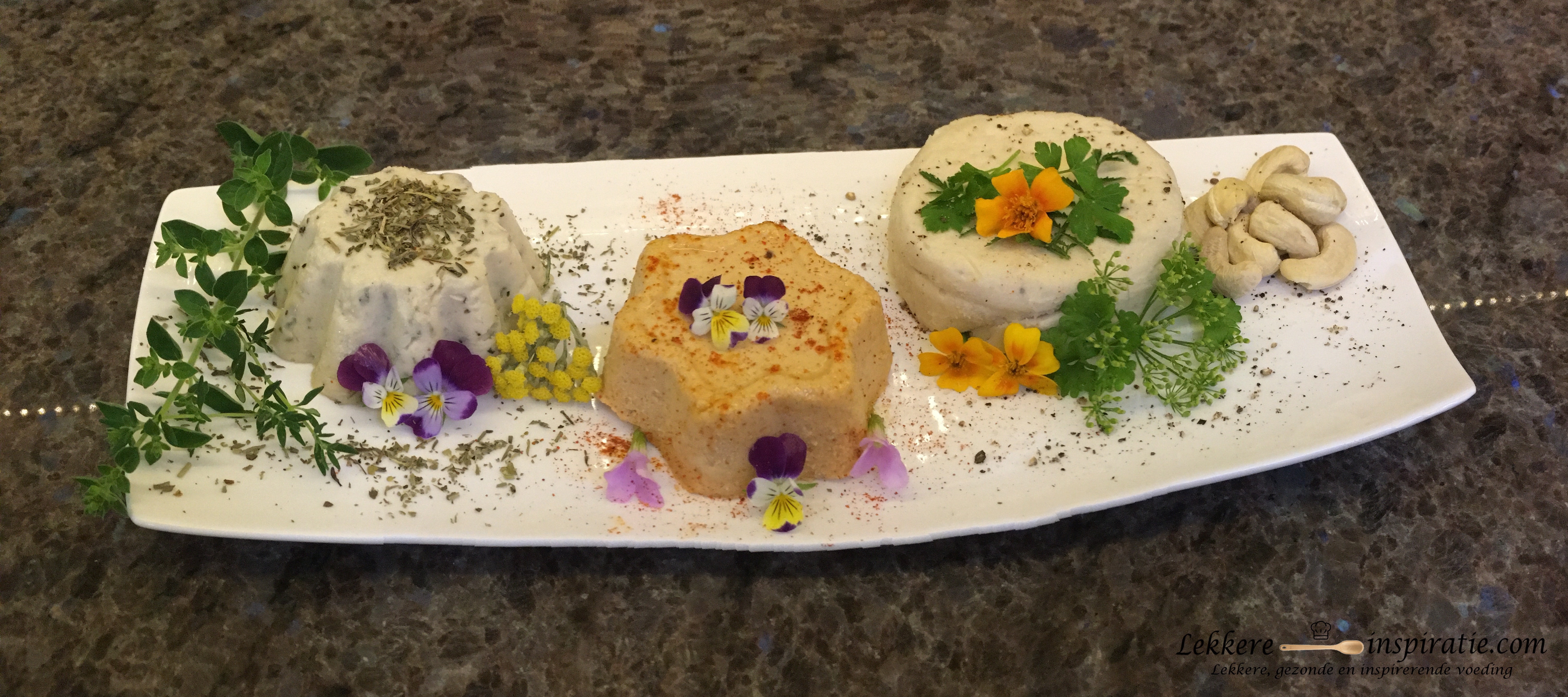 Cashewkaas met Provençaalse kruiden - paprika - natuur .