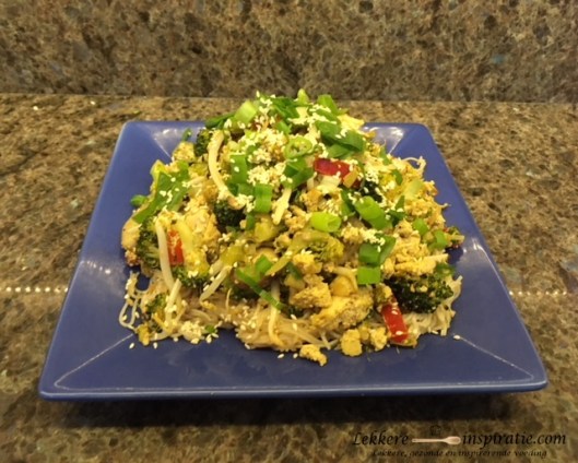 Wok met groenten en verkruimelde tofu.