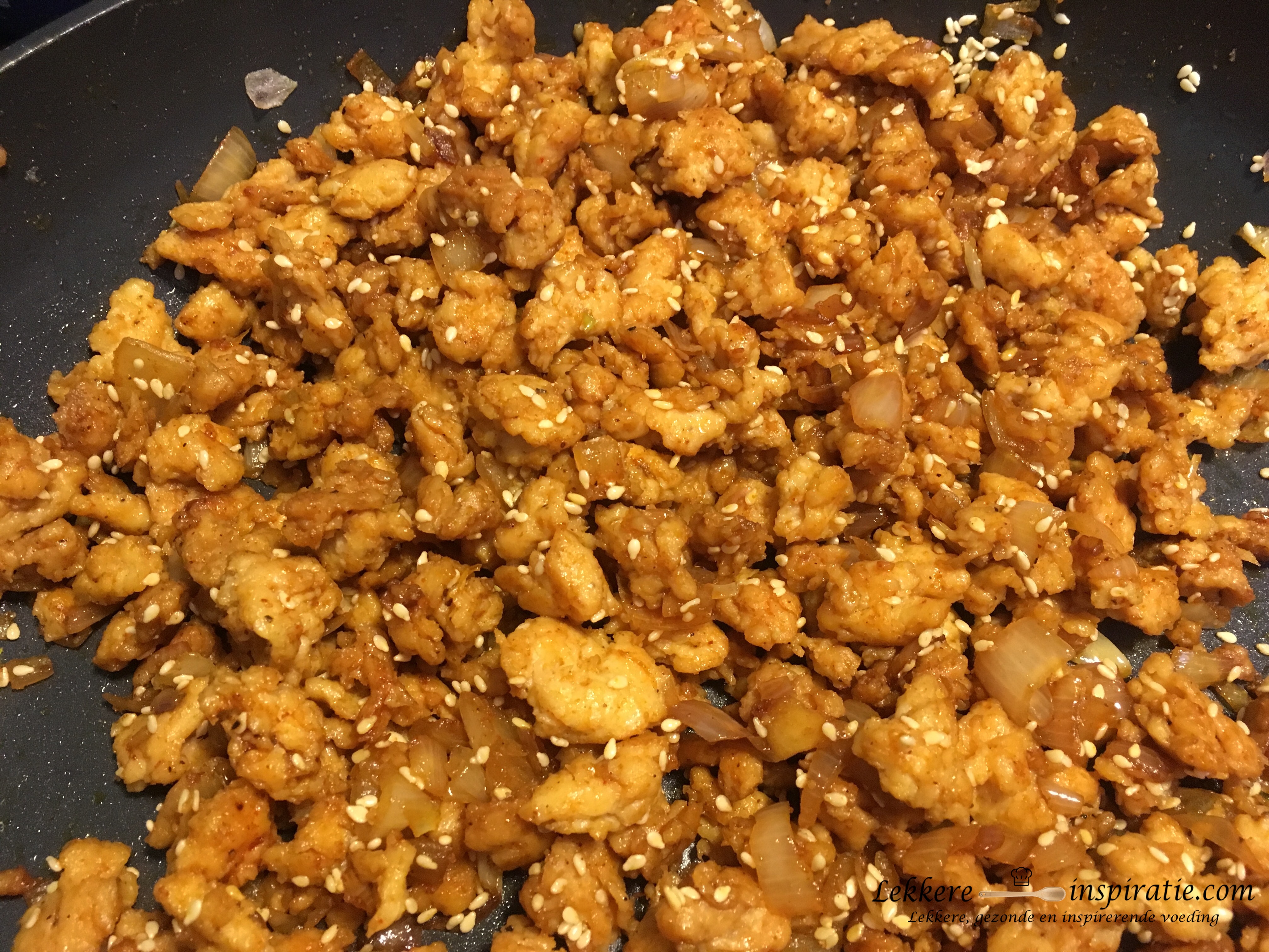 sojabrokken (gebakken met o.a. ajuin en kruiden)