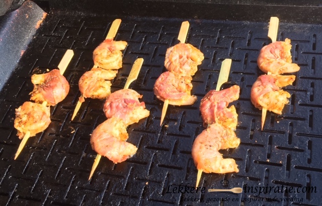 bak de spiesjes met scampi