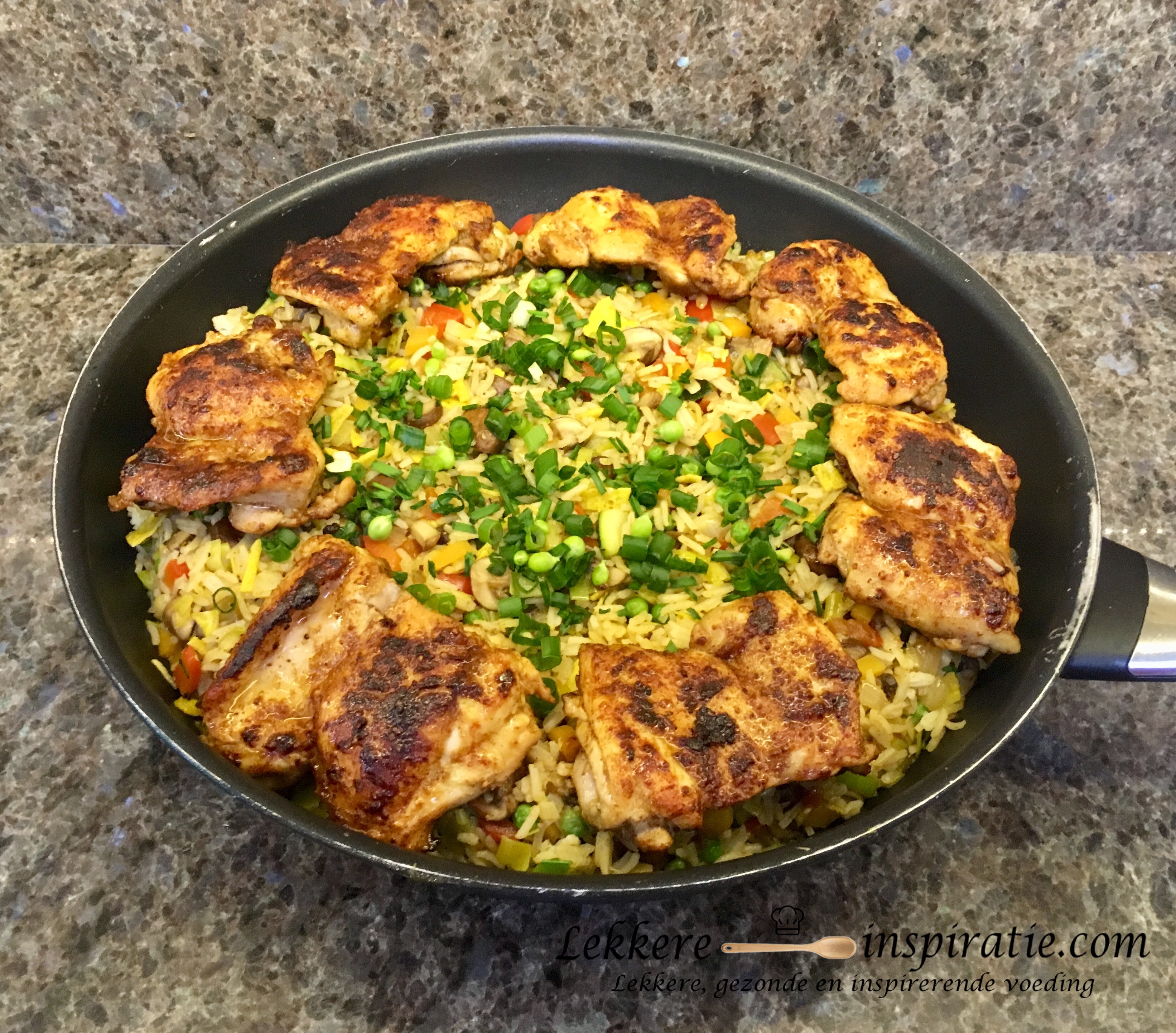 Lekkere rijst boordevol groenten en gebakken kip