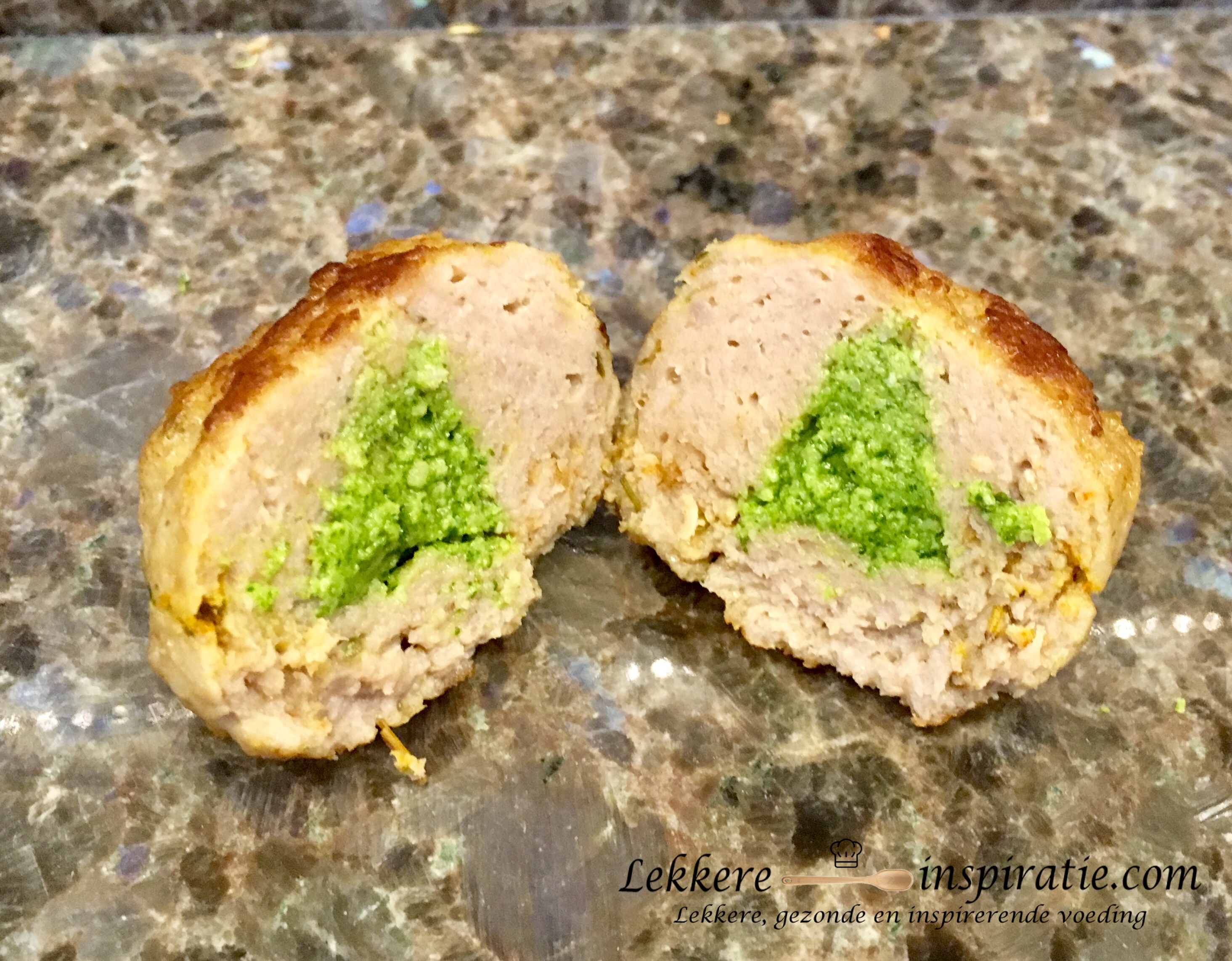 gehaktballetje met een hart van pesto