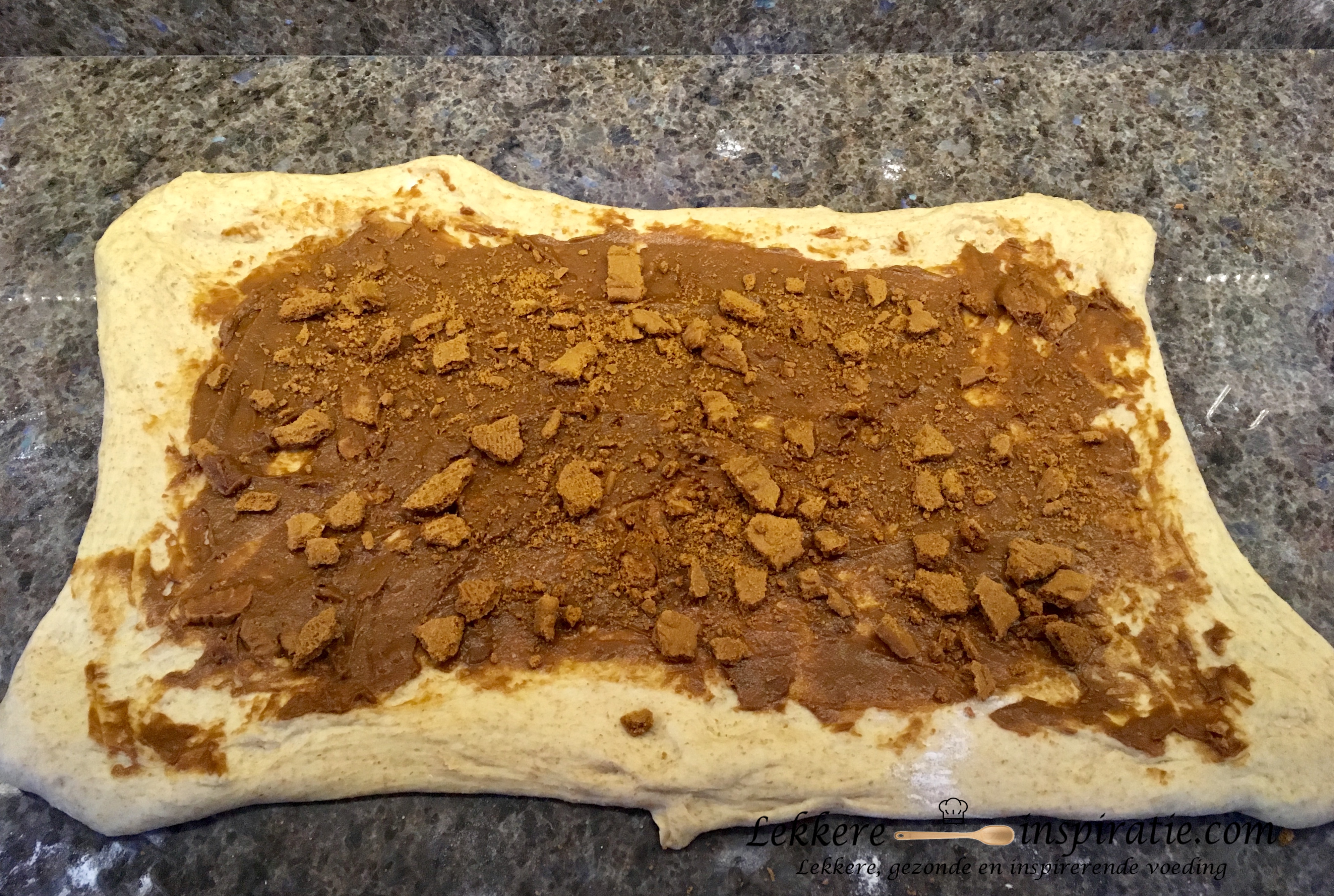 Besmeer het deeg met de vulling en bestrooi