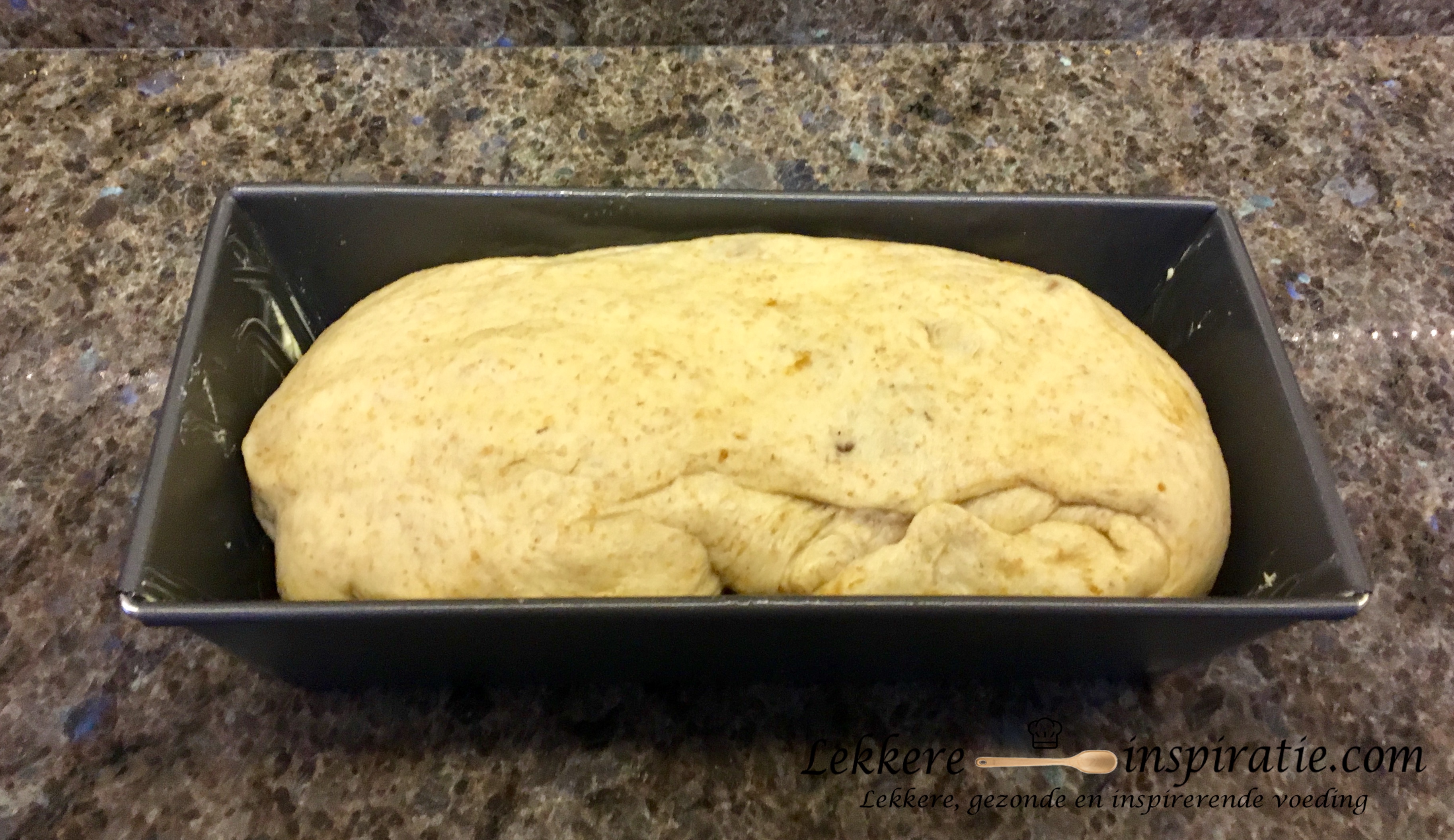 Leg het deeg in de bakvorm