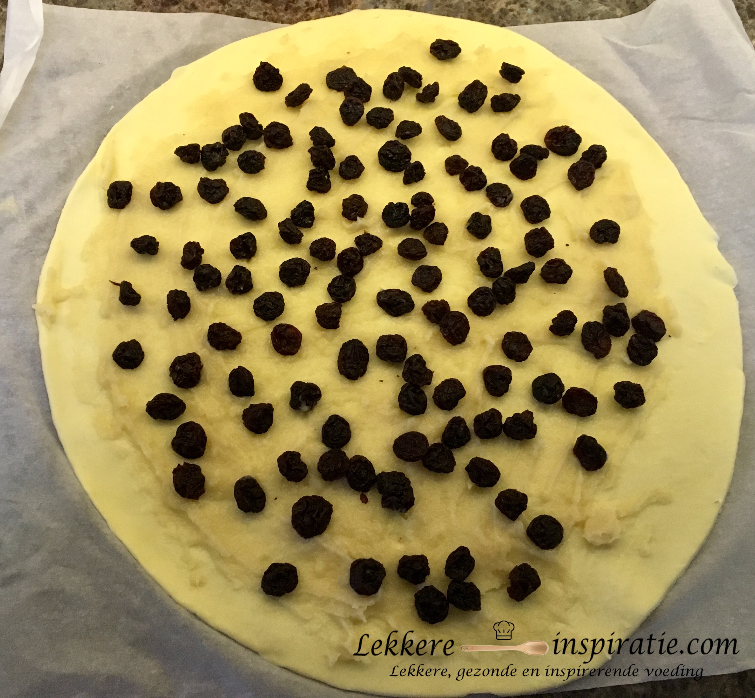 Bladerdeegkoekjes met rozijnen (deeg bestrijken en bestrooien)