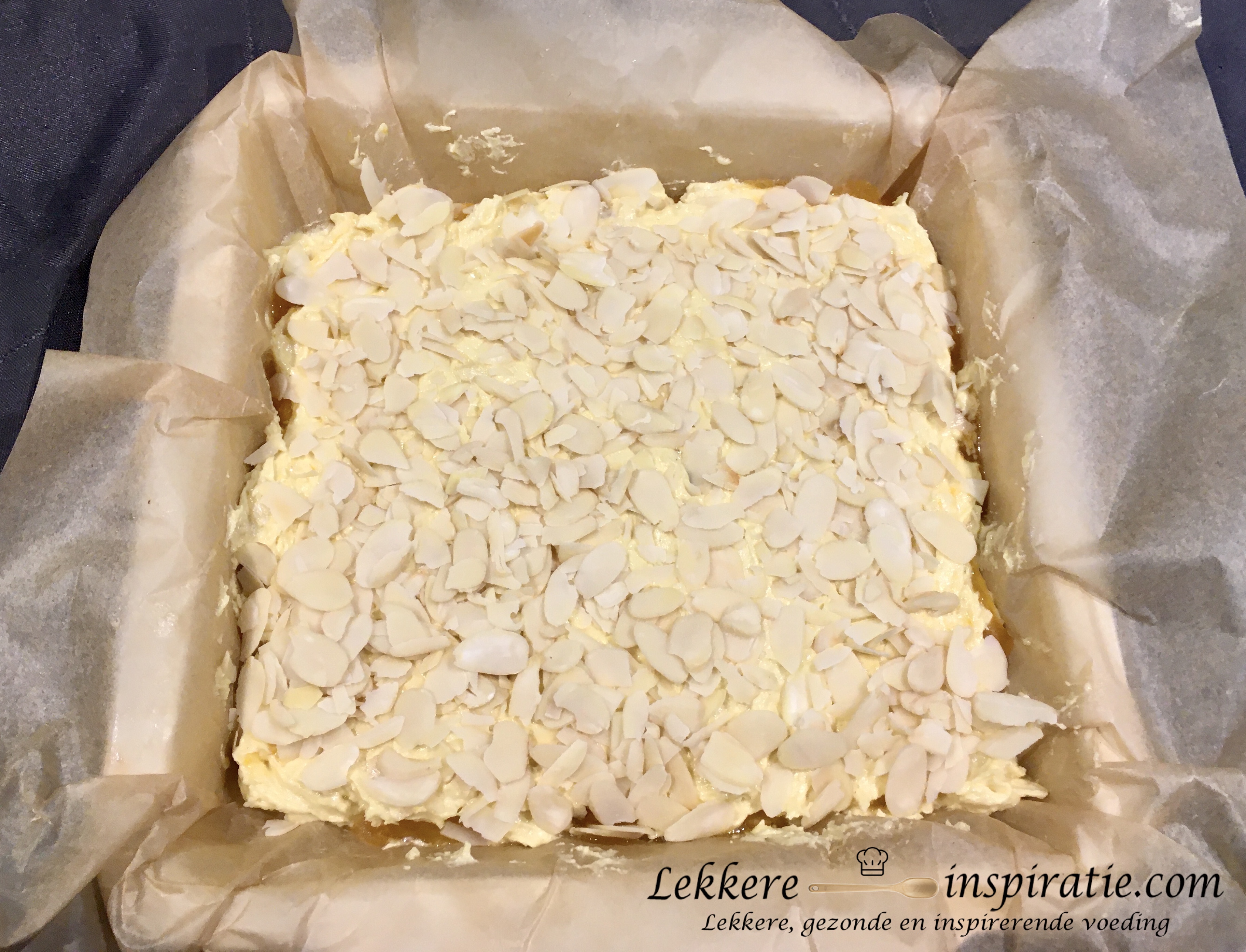 Amandelgebak met abrikozen (niet gebakken)