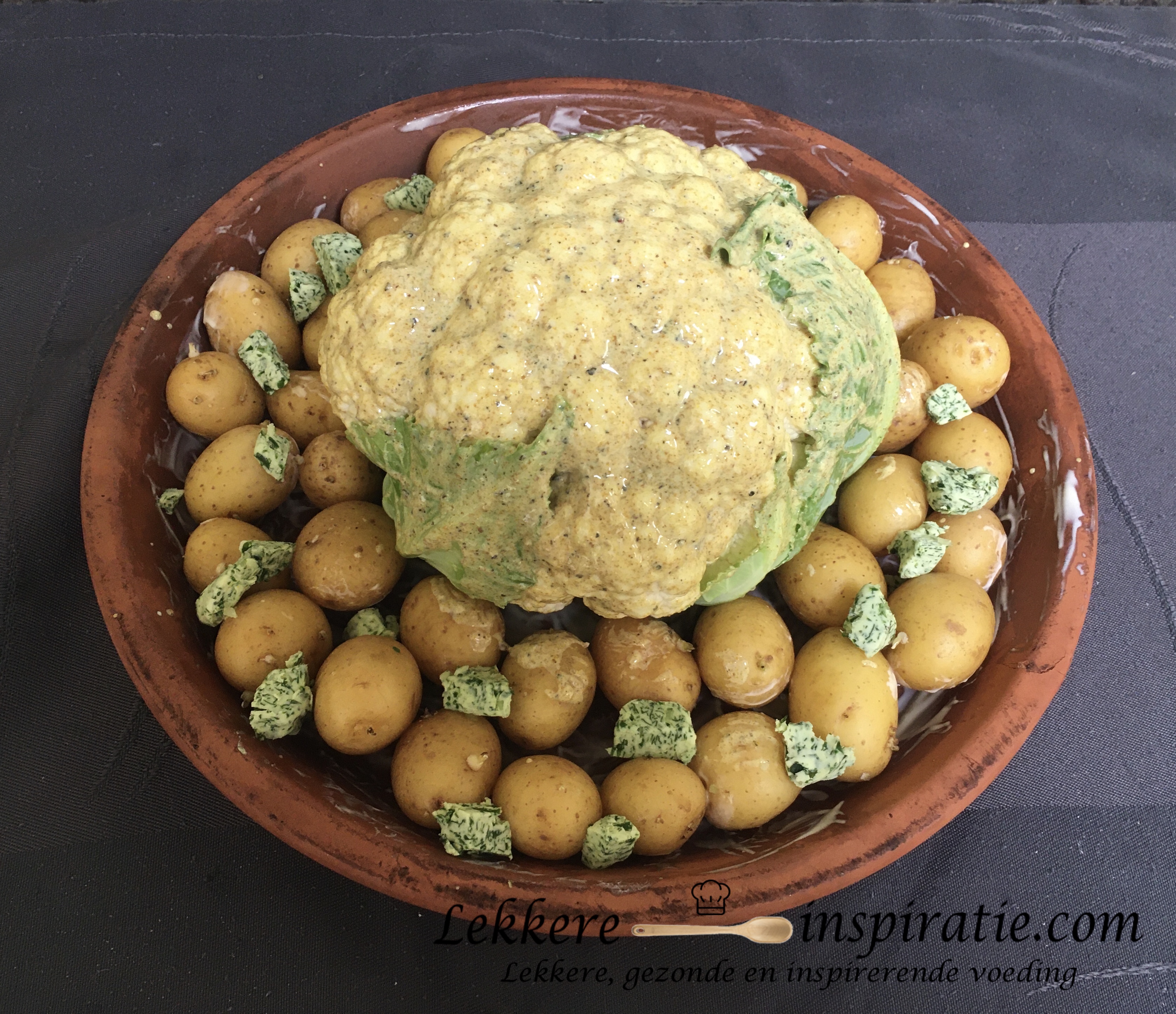 Bloemkool en krieltjes met kruidenboter op de barbecue (voor het bakken)