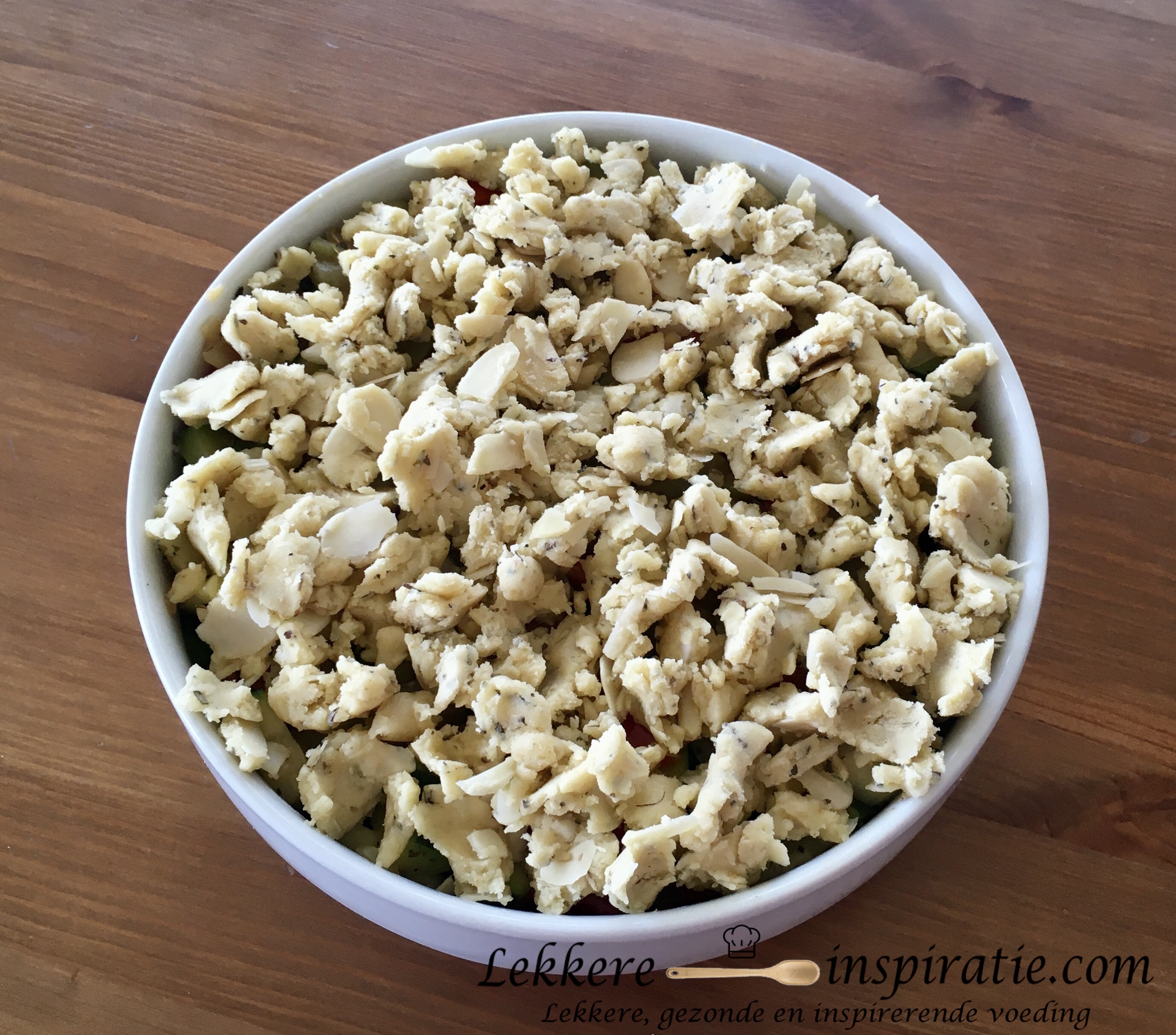 Hartige groentencrumble - crumble-deeg verdelen over de schotel