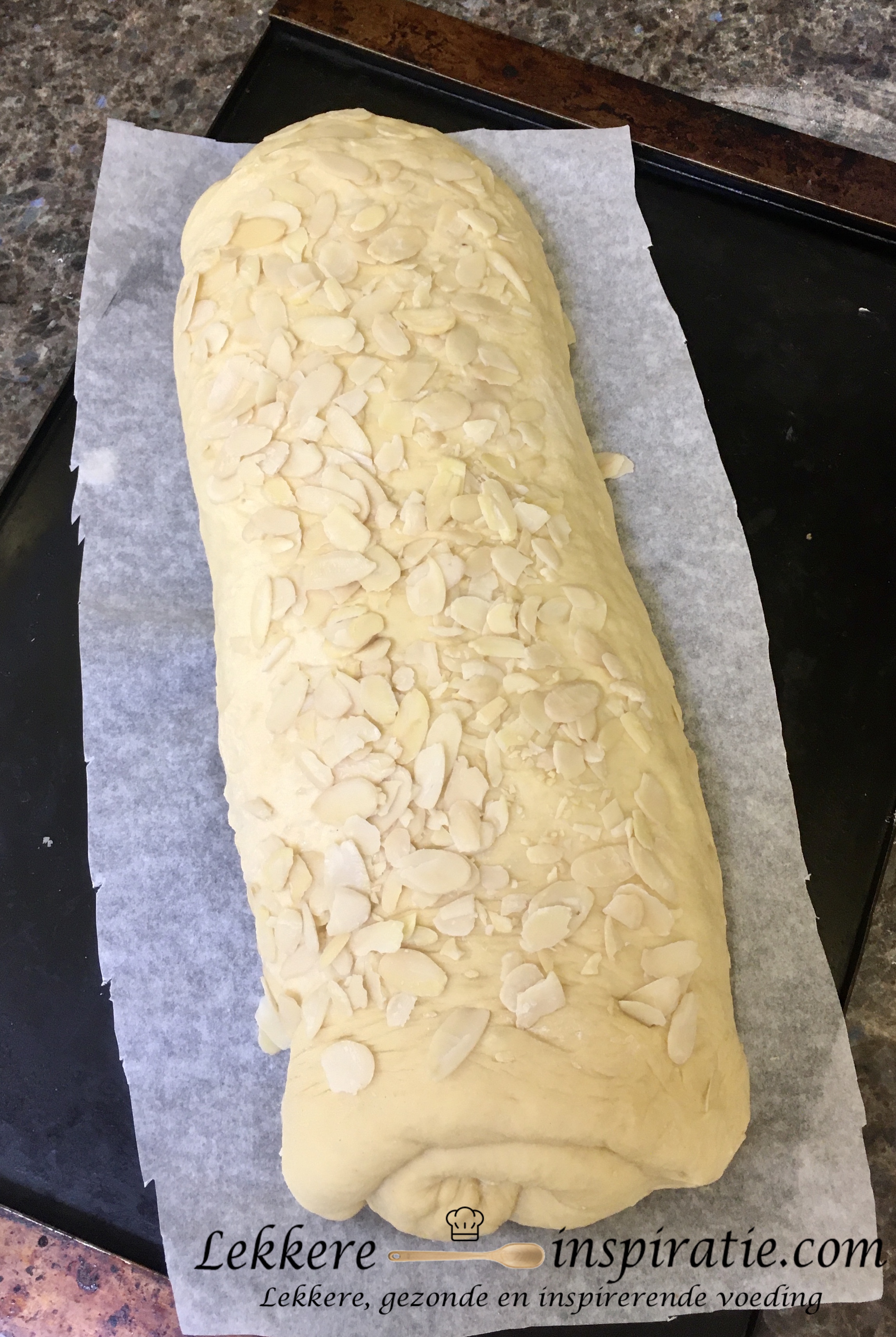 Brood met frangipane en appel opgerold en bestrooid