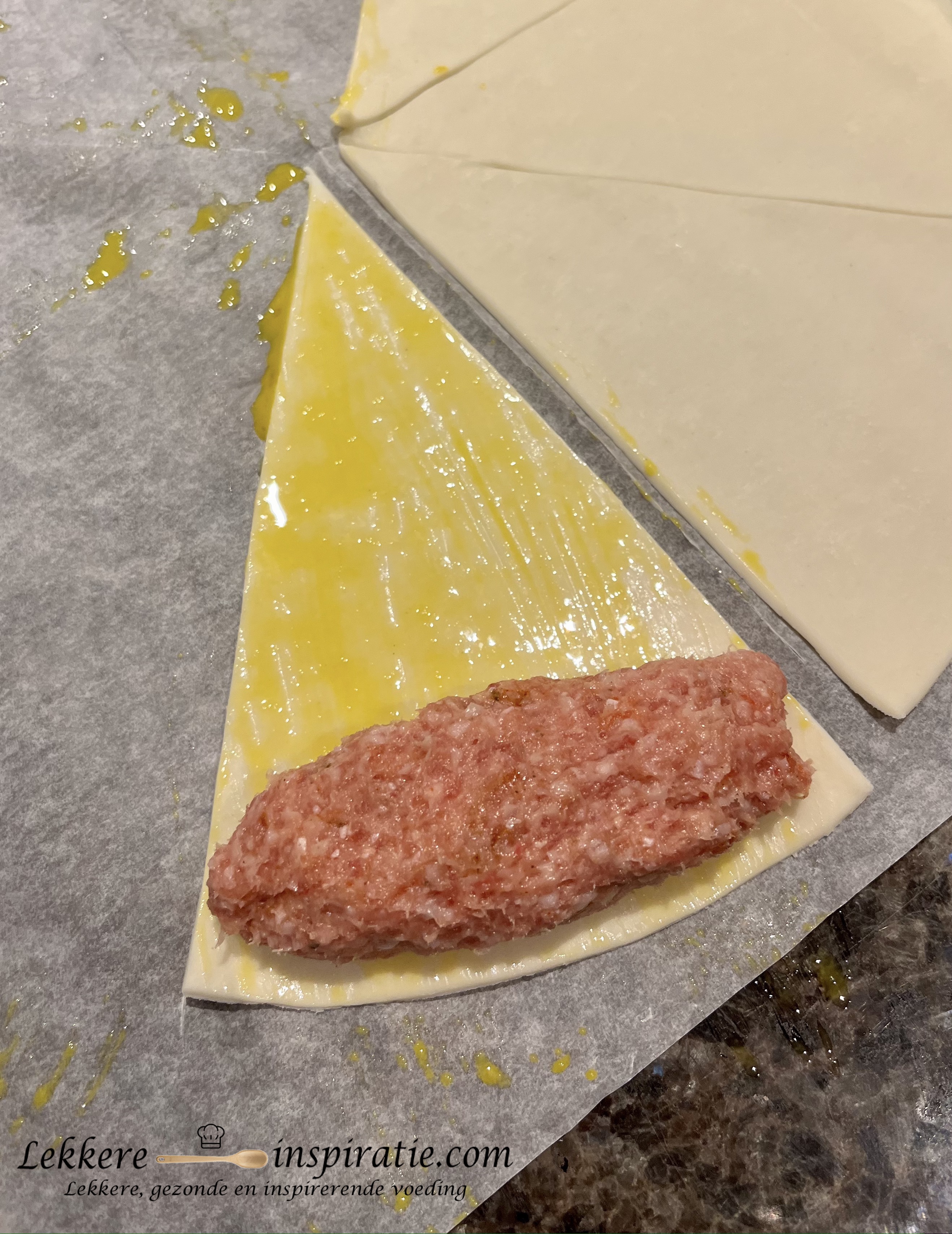 Bladerdeegpunt met worst