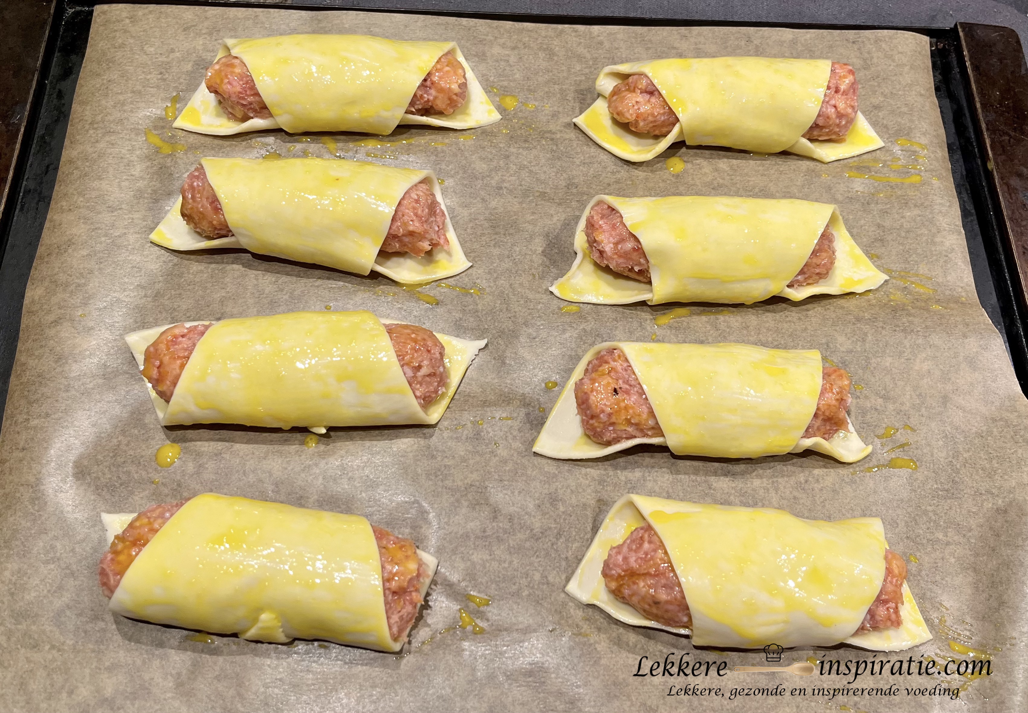 Voorbeeld van worstenbroodjes op bakplaat